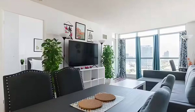 Steps to Everything: Prime Downtown Toronto 2BR/2BA with Included Parking in Toronto
