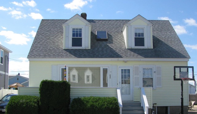 Steps to Seabrook Beach Ideal for Extended Family or 2 Families- 2 LR, 2 KT, 2 B in Seabrook