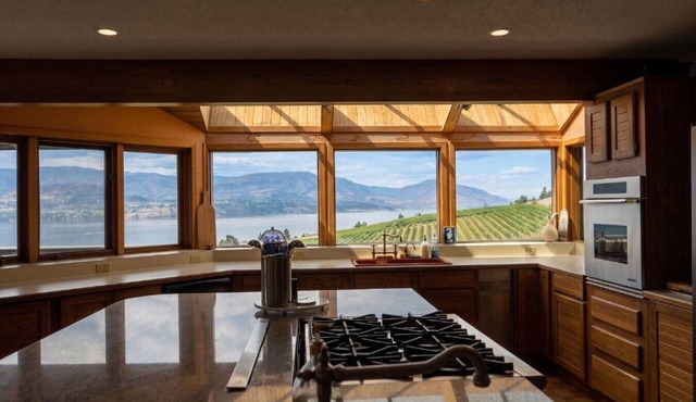 Stunning Vineyard Estate House in Kelowna
