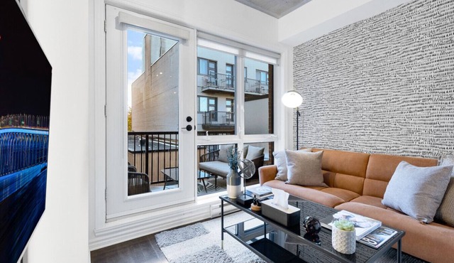Suite 506 Downtown Montreal | W/Balcony, Queen Bed, Sofa Bed, Parking & 65` TV in Montréal
