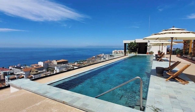 Sunset Lovers Paradise w/rooftop shared pool & jacuzzi w/perfect location