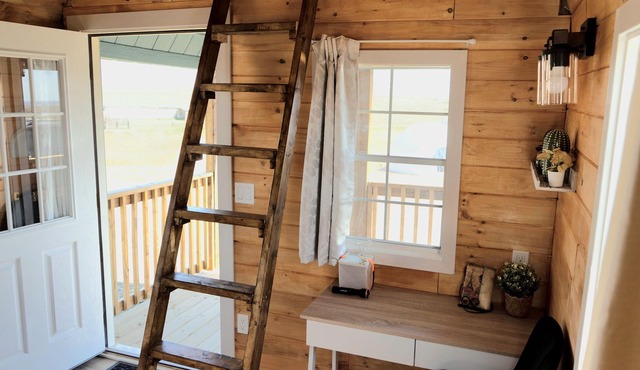 The Chickadee Cabin, The Chickadee Cabin on the Hill in Redcliff
