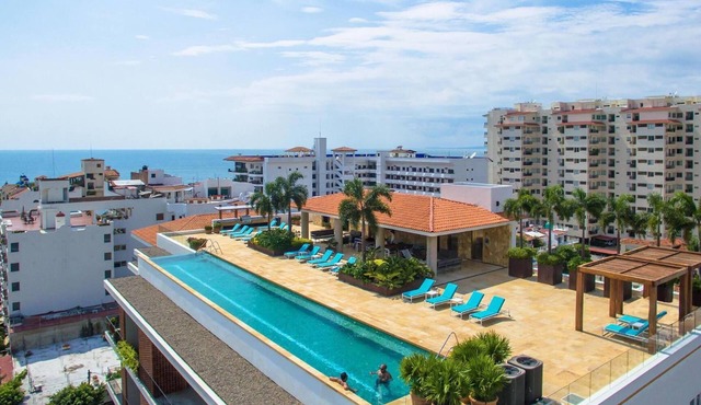 The Park 203 Luxury Condo Master suite - Guest -2 Bath ~1 minute walk to Beach