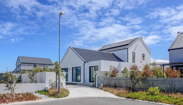 The Totally Awesome Cowabunga Cottage! 2-Bedroom En-Suite Coastal Getaway. in Cape Town