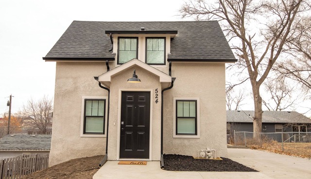 Tiny Home on a Hill Close to Downtown, Sanford Premier Center and Airport in Sioux Falls