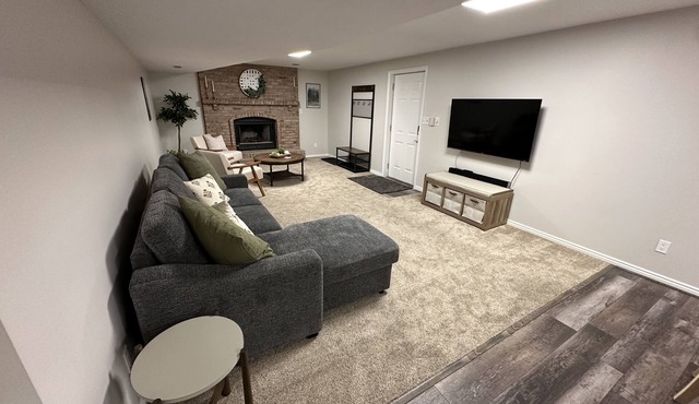 Updated, cozy private basement suite - 25 min to skiing in Sandy
