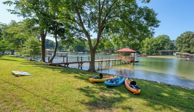 Updated Lakefront Cottage on a Deep-Water Cove! in Lake Norman of Catawba