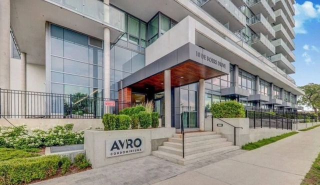 Vibrant Toronto Retreat: Gym, BBQ & Rooftop Views in Toronto