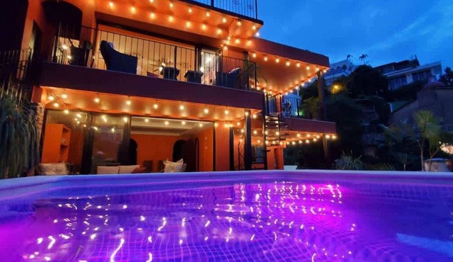 Villa Amistad: Entire 6BR Ocean-View Villa, Private Heated Pool, Walk to Town