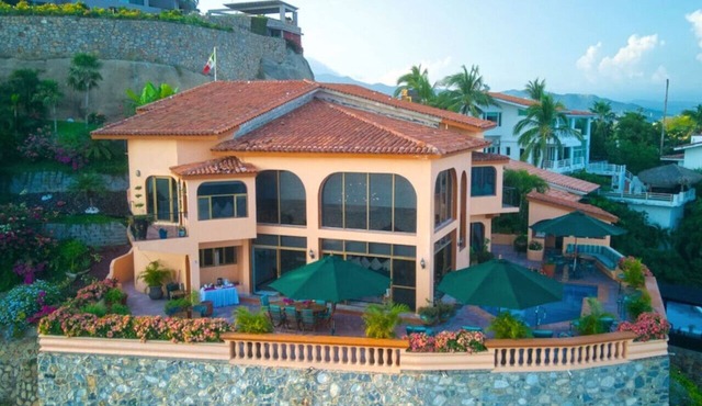 Villa easy access to private beach stunning views