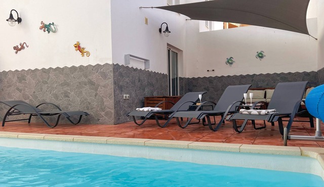 'Villa Pacifica' with heated pool, terrace, lounge area & Wi-Fi in Corralejo