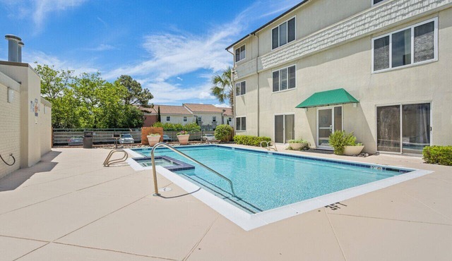 Walk to beach, Patio, Pool, Central Downtown Condo in Virginia Beach