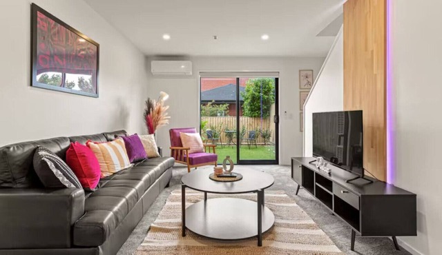 Warm and Inviting 2 Bedroom Home in Auckland