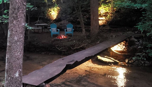 Waterfall Suite - Private Secluded Loft in Lyles in Lyles