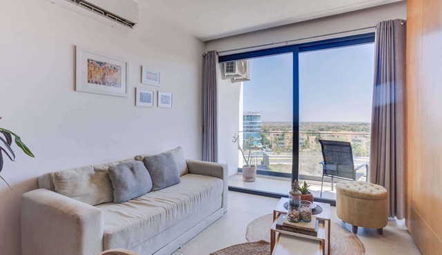 Waterfront condo w/balcony & beach access