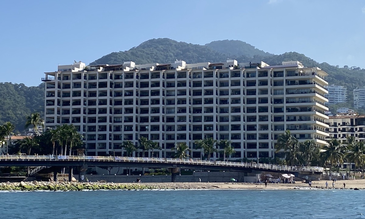 Emiliano Zapata Condo | Molino de Agua BEST in PV, amazing location. best pool! Walk EVERYWHERE