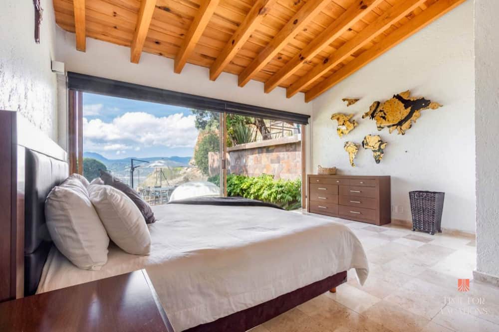 El Santuario Villa | NEW Lakeview Home Heated Pool Whirlpool Tennis