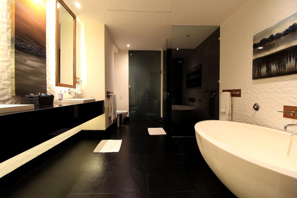 Photo of Bathroom in Romantic Zone