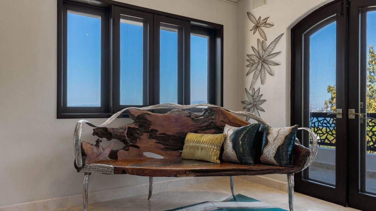 Photo of Livingroom in South Shore Hotel Area