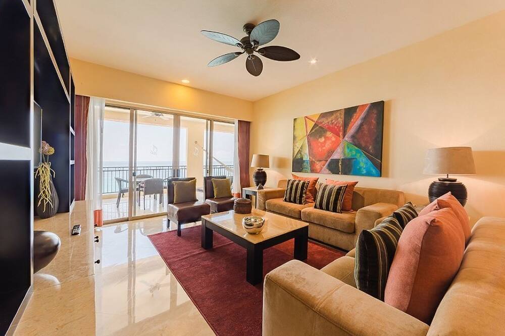 Photo of Livingroom in South Shore Hotel Area