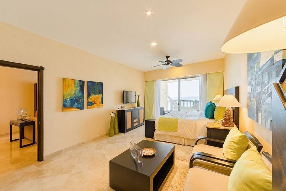 Photo of Livingroom in South Shore Hotel Area
