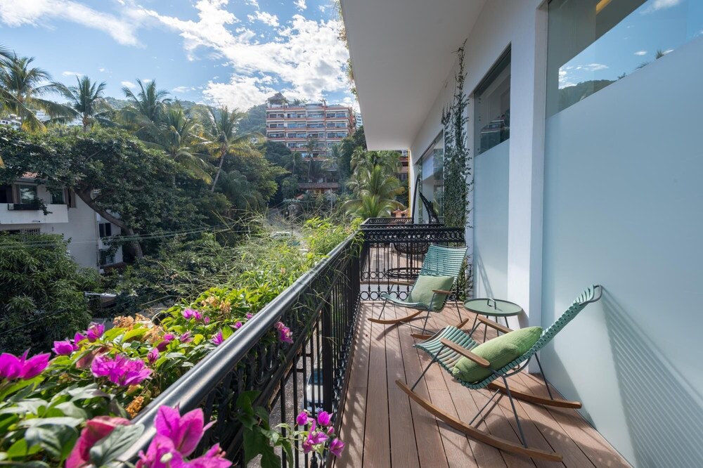 Photo of Outdoor in Romantic Zone