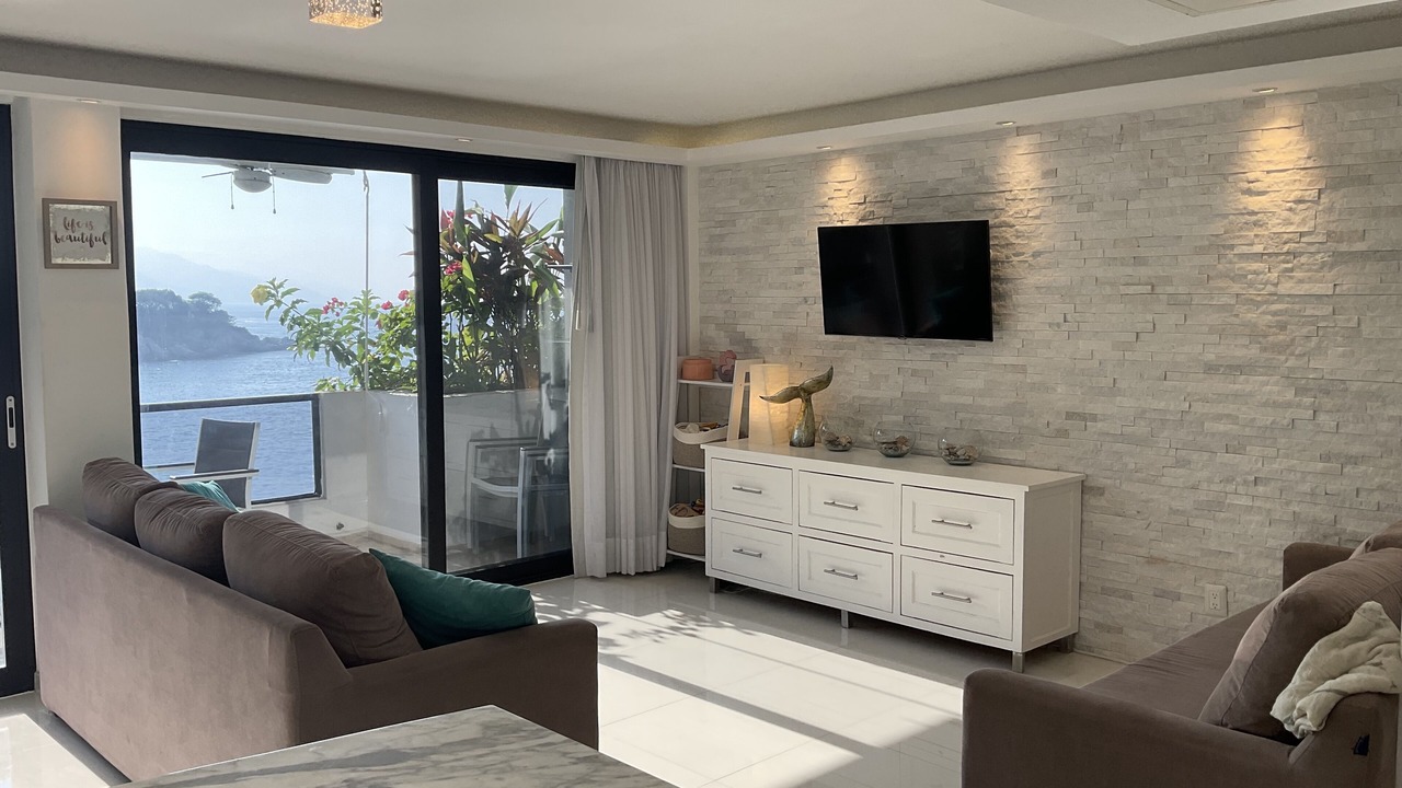 Photo of Livingroom in South Shore Hotel Area