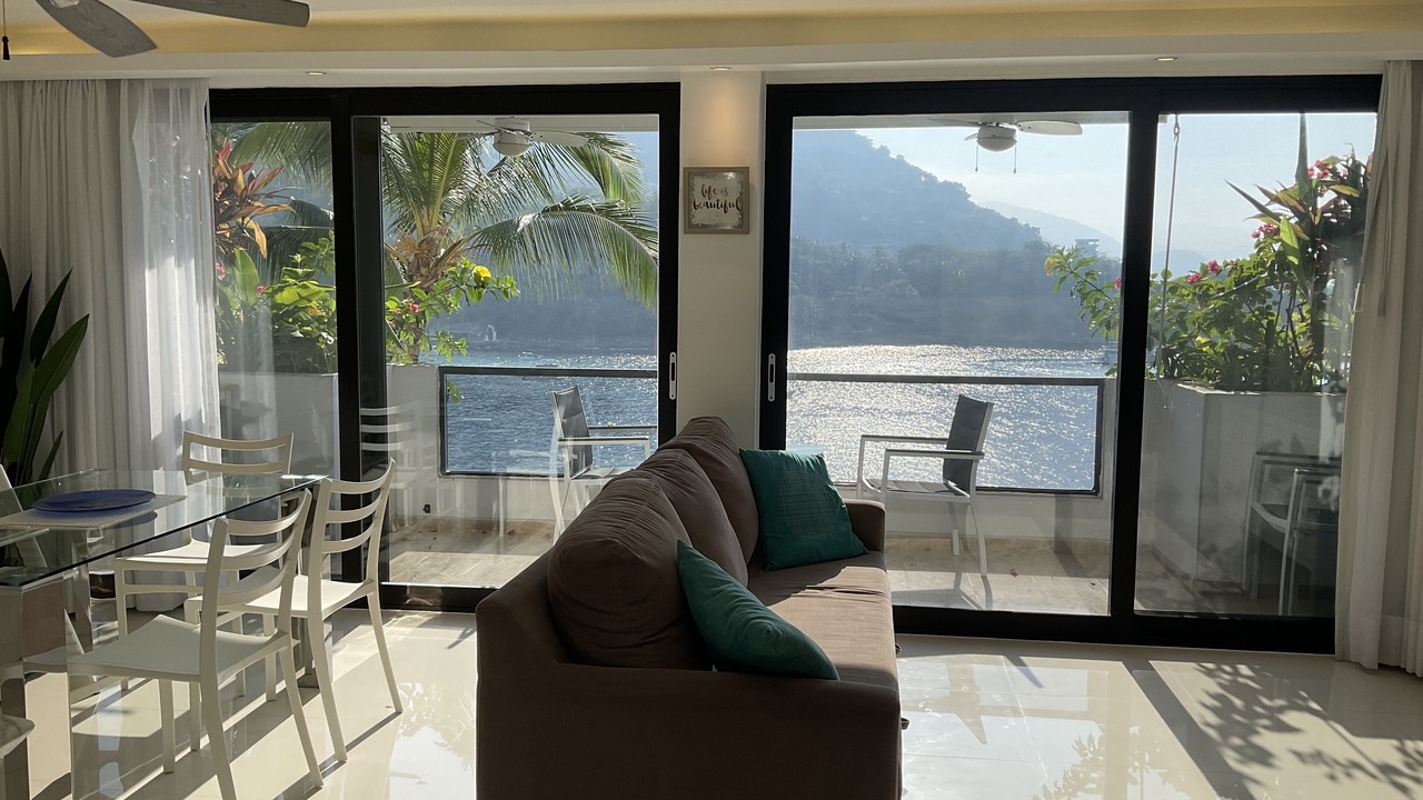 Photo of Livingroom in South Shore Hotel Area