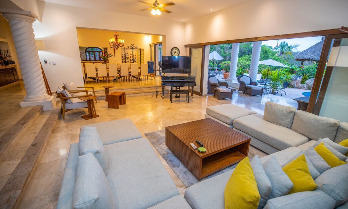 Photo of Livingroom in South Shore Hotel Area