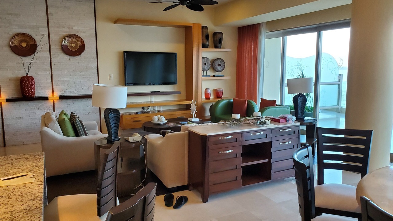 Photo of Livingroom in South Shore Hotel Area
