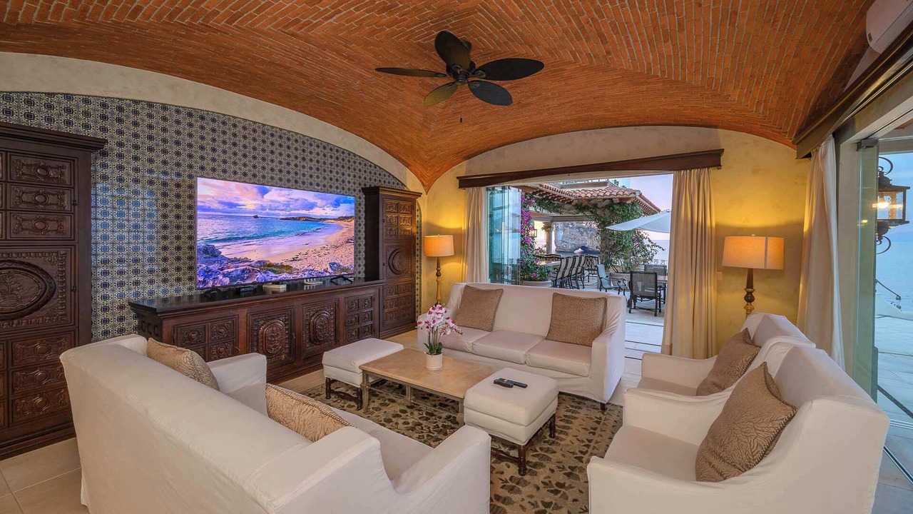 Photo of Livingroom in South Shore Hotel Area