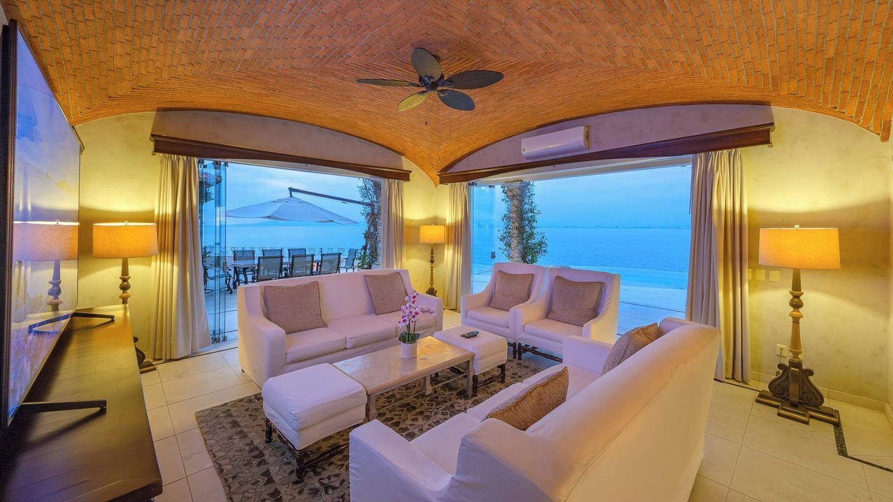 Photo of Livingroom in South Shore Hotel Area