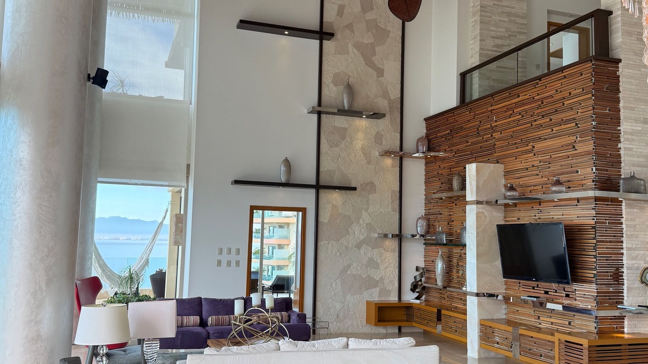 Photo of Livingroom in South Shore Hotel Area