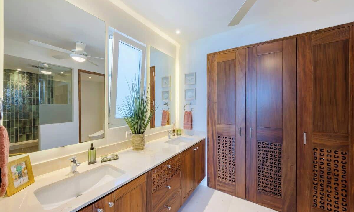 Photo of Bathroom in South Shore Hotel Area