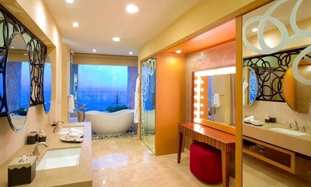 Photo of Bathroom in South Shore Hotel Area