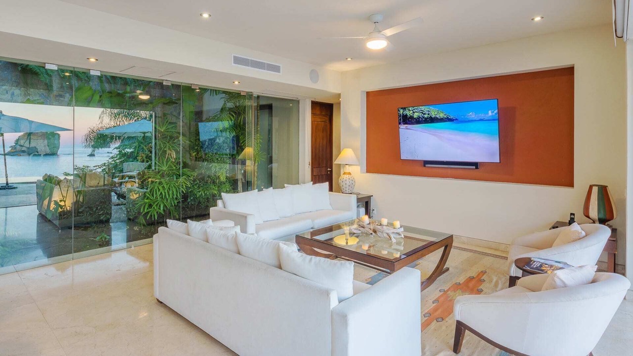 Photo of Livingroom in South Shore Hotel Area
