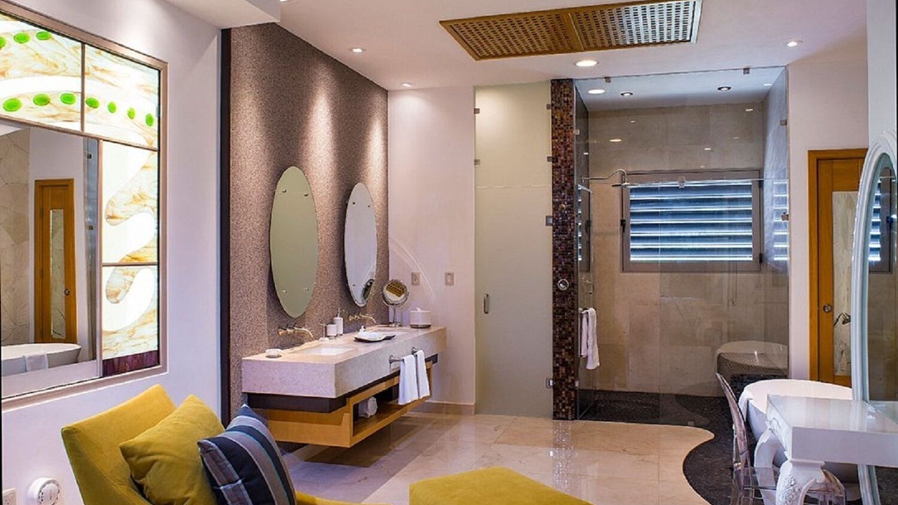Photo of Bathroom in South Shore Hotel Area