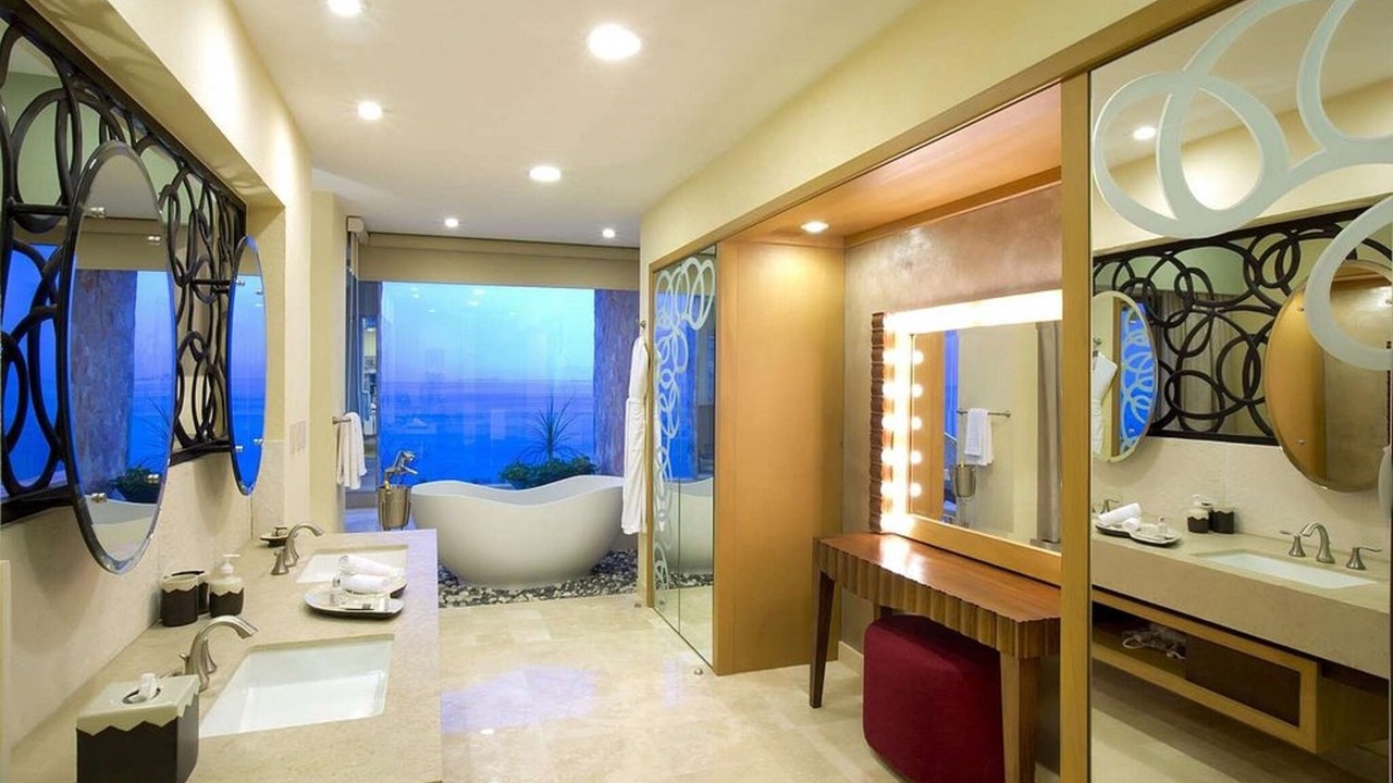 Photo of Bathroom in South Shore Hotel Area