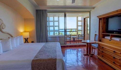 Accessible One-Bedroom King Suite with Jacuzzi, Terrace and Ocean View - Mobility Access