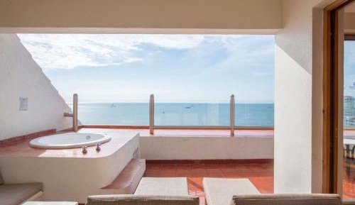 Two-Bedroom Penthouse Deluxe King Suite with Jacuzzi and Ocean View
