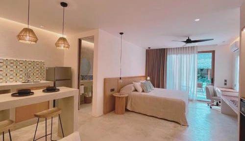 King Suite with Pool View