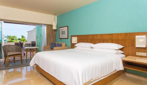 Guest room, 1 King, Terrace view, Pool view, Low floor