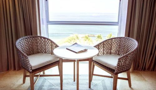 Guest room, 1 King, Deluxe view, Ocean view, Mid floor