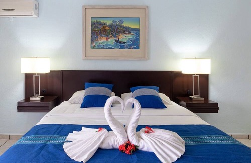 Alta Vista Resort | WIVC Alta Vista Condo - Stunning Views, Close to the Beach & Romantic Zone