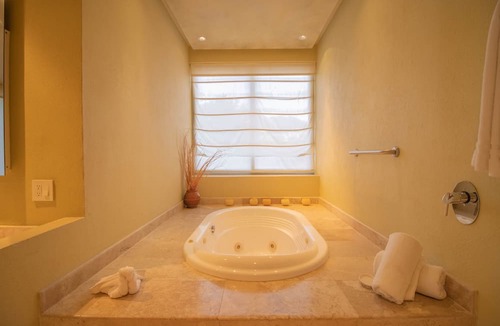 Emiliano Zapata Condo | Molino de Agua BEST in PV, amazing location. best pool! Walk EVERYWHERE