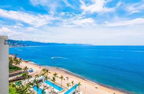 Las Glorias Apartment | Stylish Beachfront 2BR - Balcony & Pools