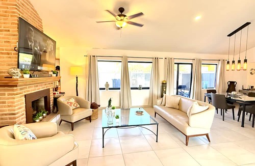 San Antonio Tlayacapan House | Modern 3-bedroom Retreat in Ajijic-walk To Everything-gym-pickleball-golf Cart