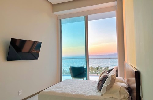 Flamingos Apartment | Beachfront 3BR-3BA SunsetParadise