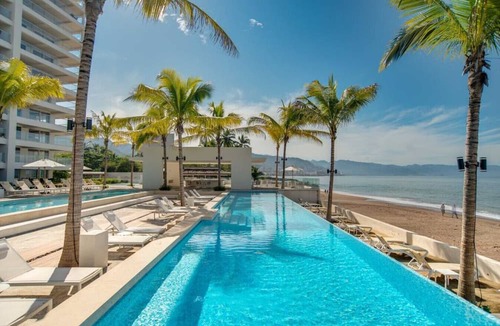 Las Glorias Apartment | Harbor 3008 Amazing beach front romantic vacation home by Moikkarentals