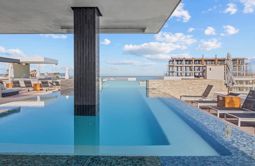 Emiliano Zapata Condo | Loft 268 Retreat | Rooftop Pool, Bar & Gym